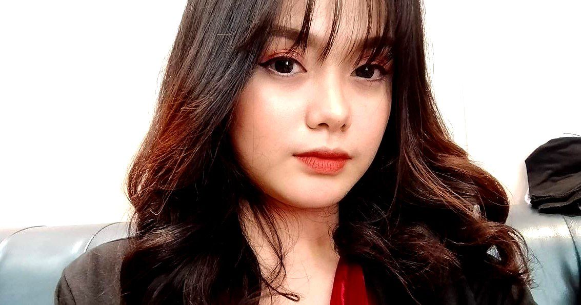 Cô vợ dâm bị gã chồng móc cô bé đụ chảy nước